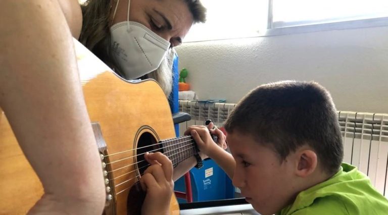 Niño tocando la guitarra